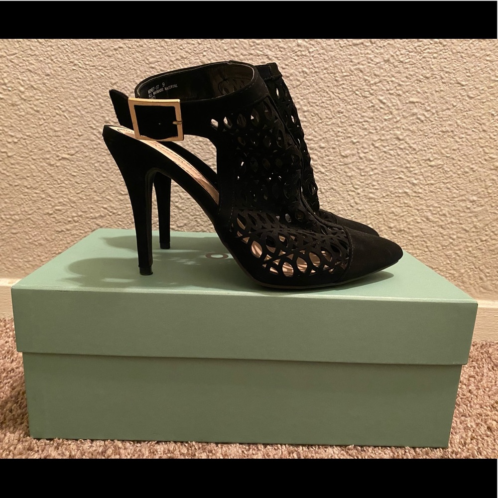 Pointed closed toes heels w/ strap &gold buckle